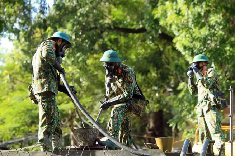 Lực lượng phòng hóa học, Bộ Tư lệnh Quân khu 3, chuẩn bị cho công tác phun hóa chất khử trùng tiêu độc. (Ảnh: An Đăng/TTXVN)