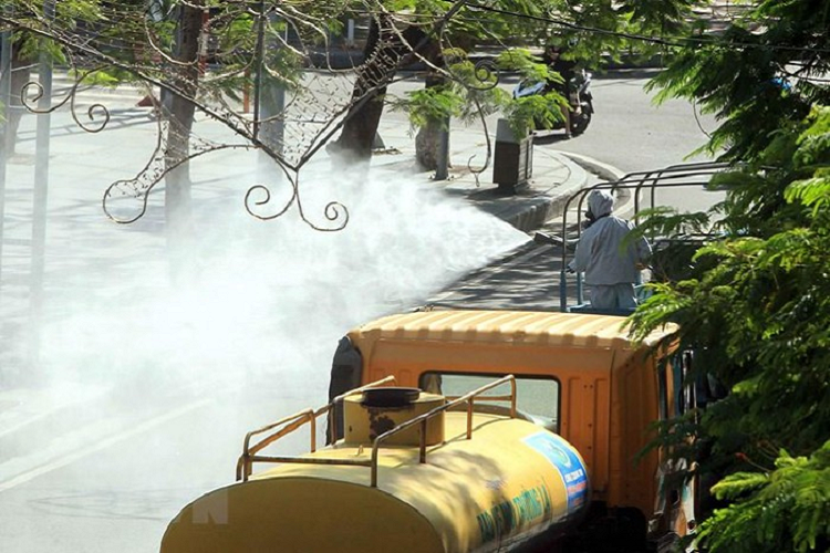 Lực lượng phòng hóa học, Bộ Tư lệnh Quân khu 3, phun hóa chất diện rộng trên các tuyến đường tại địa bàn thành phố Hải Phòng. (Ảnh: An Đăng/TTXVN)