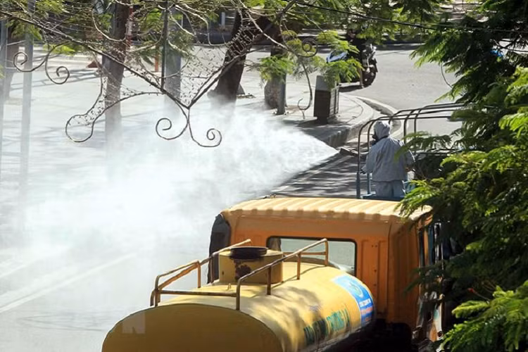 Lực lượng phòng hóa học, Bộ Tư lệnh Quân khu 3, phun hóa chất diện rộng trên các tuyến đường tại địa bàn thành phố Hải Phòng. (Ảnh: An Đăng/TTXVN)