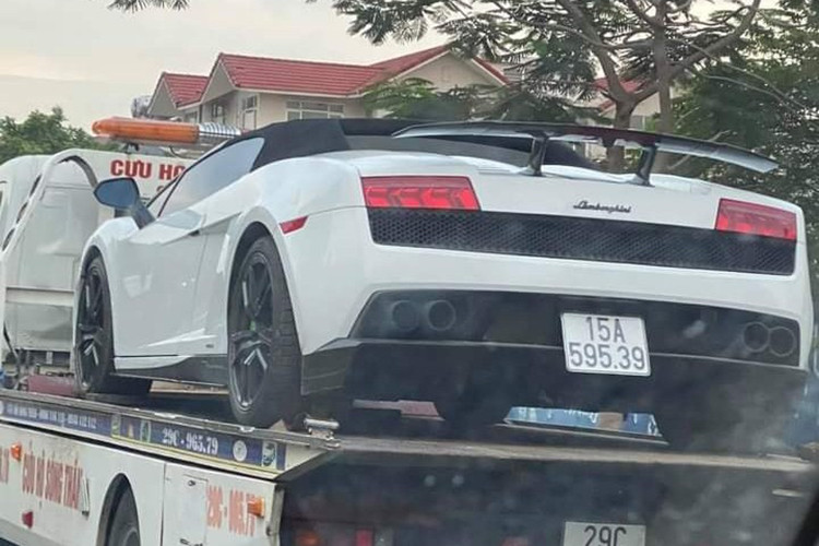 Cụ thể chiếc Lamborghini Gallardo hàng hiếm tại Việt Nam xuất hiện trên xe chuyên dụng, và hình ảnh sau đó còn cho thấy xe đã "cư trú" trên chiếc xe lồng quen thuộc để được cho sẽ vận chuyển vào Nam đã thu hút không ít sự quan tâm cũng như bàn tán sôi nổi của cộng đồng mạng.