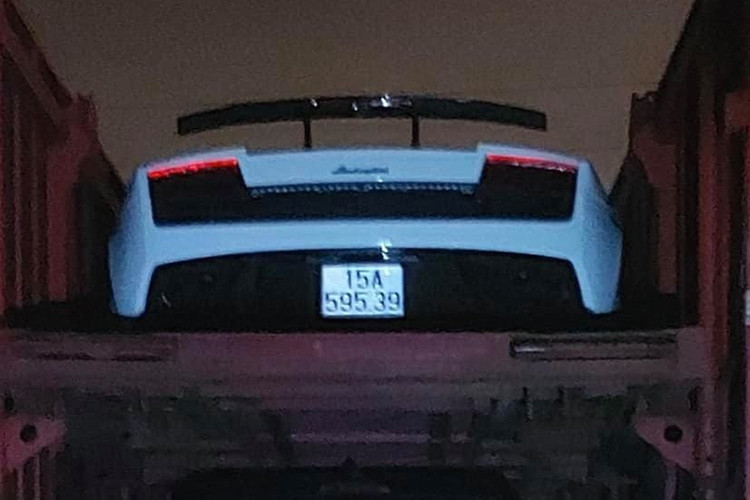 Nhiều người cho rằng rất có thể doanh nhân Hải Phòng đã bán siêu xe hàng độc Lamborghini Gallardo LP570-4 Spyder Performante để chuẩn bị tậu các "chiến mã" mới. Được biết, chiếc siêu xe mui trần Lamborghini Gallardo LP570-4 Spyder Performante đang trên đường Nam tiến.