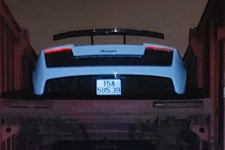 Nhiều người cho rằng rất có thể doanh nhân Hải Phòng đã bán siêu xe hàng độc Lamborghini Gallardo LP570-4 Spyder Performante để chuẩn bị tậu các "chiến mã" mới. Được biết, chiếc siêu xe mui trần Lamborghini Gallardo LP570-4 Spyder Performante đang trên đường Nam tiến.