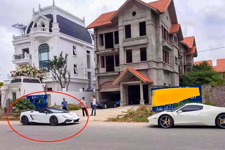 Đây là chiếc siêu xe mui trần Lamborghini Gallardo LP570-4 Spyder Performante duy nhất tại Việt Nam và được nhập khẩu không chính hãng cũng như quá trình mang xe về nước khá kín tiếng của một doanh nhân đến từ Hải Phòng. Chiếc đầu tiên thuộc phiên bản Gallardo LP560-4 Spyder nâng cấp đang có mặt trong bộ sưu tập siêu xe của ông Đặng Lê Nguyên Vũ.