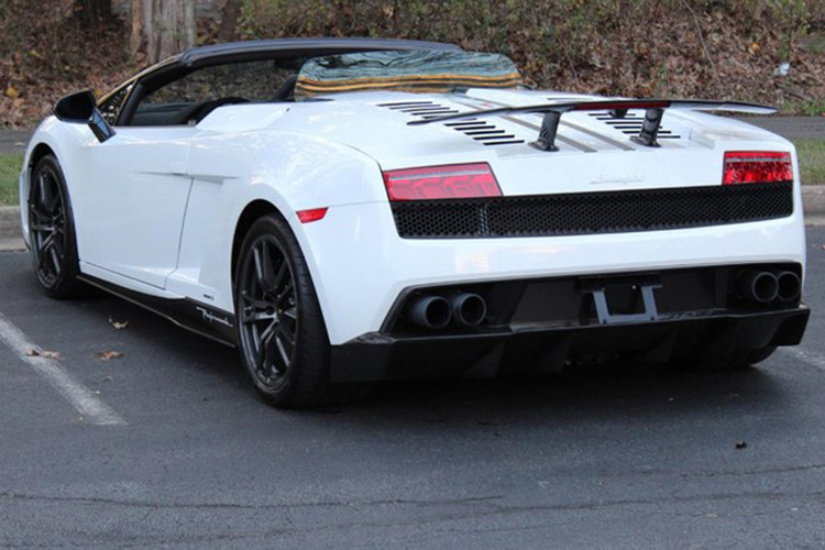 Siêu xe mui trần Lamborghini Gallardo LP570-4 Spyder Performante độc nhất Việt Nam hiện nay sử dụng cùng một động cơ V10, dung tích 5.2 lít, sản sinh ra công suất tối đa 570 mã lực và mô-men xoắn cực đại 540 Nm như bản Coupe.
