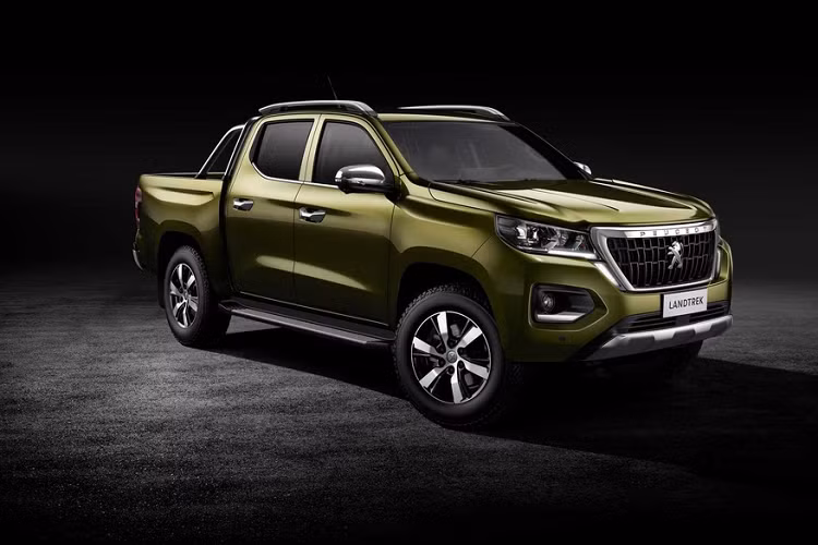 Peugeot được biết đến là hãng không tham gia vào phân khúc xe bán tải. Tuy nhiên mới đây, hãng xe Pháp đã quyết định dấn thân vào sản xuất dòng xe bán tải Peugeot Landtrek này dựa trên những kinh nghiệm riêng và không liên kết với bất cứ hãng nào khác, như những gì Mercedes hay Volkswagen đã làm.