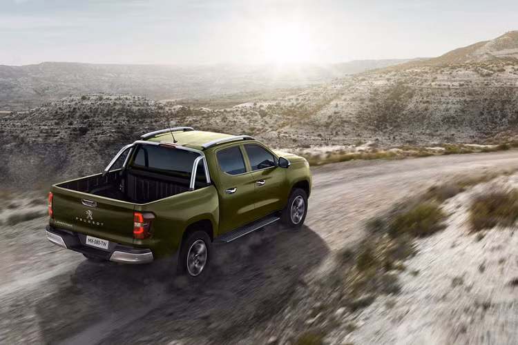 Phiên bản nhanh nhất của Peugeot Landtrek là 2.4L 4x4 AT, khả năng tăng tốc 0-100 km/h trong 11,2 giây trước khi đạt tốc độ tối đa 177 km/h. Giá bán Peugeot Landtrek vẫn chưa được công bố. 