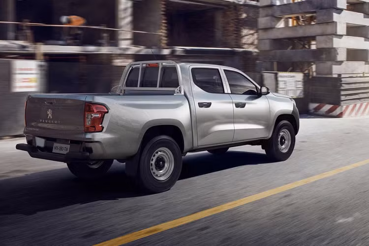 Phiên bản Landtrek Workhorse cabin đơn không có cản sau, do đó cửa thùng hàng có thể mở 180 độ. Khoảng sáng gầm của tất cả các mẫu bán tải là 235 mm. 