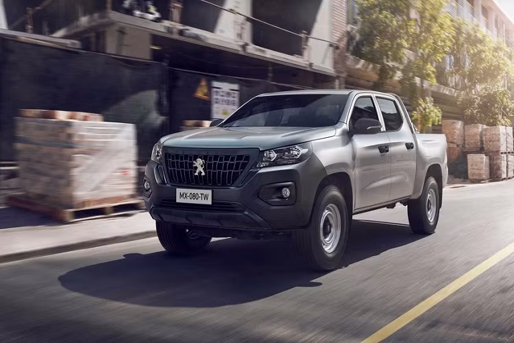 Trước đây Peugoet đã từng sản xuất những mẫu xe có khả năng chở hàng như 404, 504, Hoggar. Thế nhưng đây không hẳn là những chiếc bán tải.