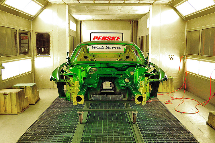 Quay lại với chiếc Shelby trị giá hơn 1 triệu USD. Chiếc xe này cũng sở hữu màu sơn xanh lá giống với chiếc Shelby EXP500 của Jackson. Để tạo nên màu sơn này, ông đã phải yêu cầu các chuyên gia sơn của Ford đã phải kết hợp lớp nền của màu sơn Grabber Lime cùng với lớp màu của Candy Apple Green. Khi lựa chọn màu sơn này, Craig cũng đã “tích” vào tùy chọn màu sơn độc nhất, tức sẽ có đúng một chiếc Shelby GT500 trên thế giới sở hữu màu sơn này.