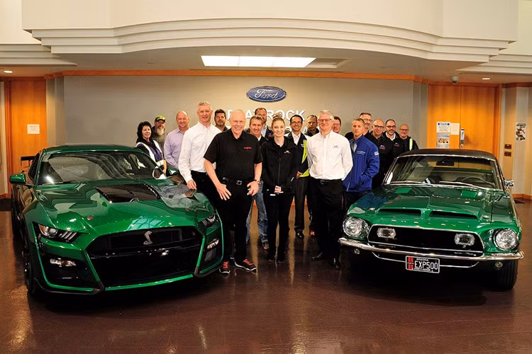 Nói về việc chọn màu sơn này, ông cho biết mình chọn Green Hornet cho chiếc Ford Shelby GT500 2020 mới là vì màu sơn này đã được sử dụng trên chiếc Shelby EXP500 “The Green Hornet” được hãng sử dụng để làm thử nghiệm vào những năm 60.