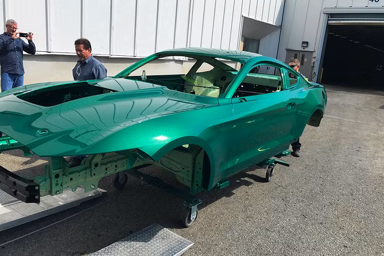 Ở phiên bản Shelby GT500 hoàn toàn mới, Ford đã trang bị cho chiếc xe này khối động cơ Predator V8 dung tích 5,2 lít siêu nạp. Khối động cơ này có công suất cực đại 760 mã lực và mô-men xoắn tối đa 847 Nm. Ford Shelby GT500 là một trong những mẫu xe mạnh mẽ nhất từng được Ford sản xuất thương mại. Không những thế, “siêu rắn” còn là một trong những chiếc nhanh nhất, nó có thể đạt tốc độ 100 km/h trong 3,5 giây, hoàn thành 1/4 dặm trong 11 giây.