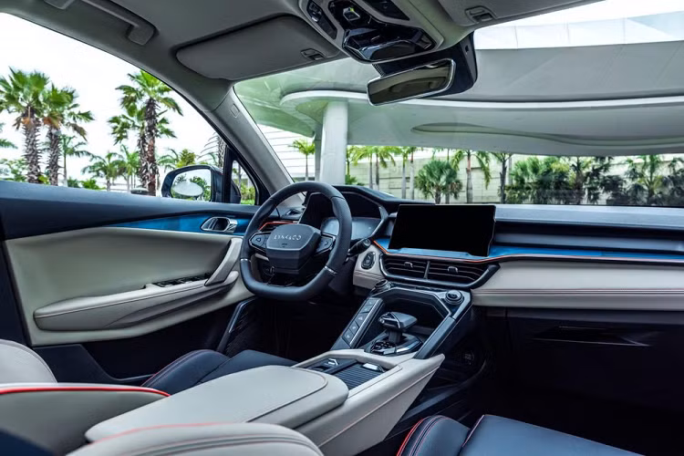 Mặc cho những điểm tương đồng rõ ràng với các người anh em to lớn hơn, Lynk &amp; Co 06 trông có chút thể thao và trẻ trung hơn. Đó là nhờ có kích thước nhỏ gọn năng động, các chi tiết trang trí màu cam trên lưới tản nhiệt, nóc và bánh xe, cũng như không gian nội thất lắp đặt một bảng đồng hồ kỹ thuật số hoàn toàn và màn hình thông tin giải trí trung tâm lớn. Không chỉ có vậy, khách hàng sẽ có thể trang bị thêm cho 06 với những tùy chọn như camera đỗ xe, cảm biến đỗ xe phía sau, đèn sương mù, hệ thống kiểm soát hành trình, cửa sổ trời toàn cảnh, và nhiều hơn nữa.