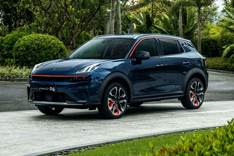 Hệ thống plug-in hybrid sẽ được Lynk &amp; Co tung ra thị trường sau và nó sẽ mang tới 187 mã lực thông qua sự kết hợp động cơ tăng áp 3 xi-lanh dung tích 1.5 lít với một mô tơ điện 80 mã lực và một cụm pin đủ để di chuyển thuần điện trong 55 km.