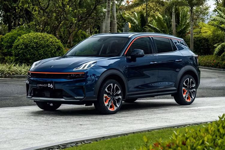 Hệ thống plug-in hybrid sẽ được Lynk &amp; Co tung ra thị trường sau và nó sẽ mang tới 187 mã lực thông qua sự kết hợp động cơ tăng áp 3 xi-lanh dung tích 1.5 lít với một mô tơ điện 80 mã lực và một cụm pin đủ để di chuyển thuần điện trong 55 km.