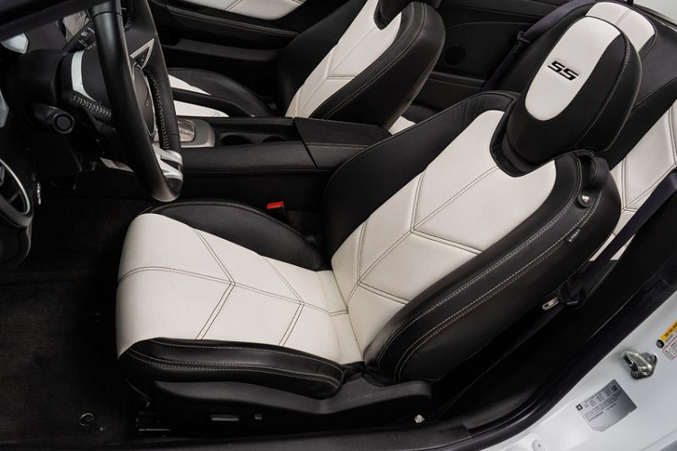 Nguyên bản của chiếc xe đầy hoang dã này là một chiếc Camaro SS Convertible 2011, có nghĩa là xe sử dụng động cơ V8 6.2L kết hợp với hộp số tự động sáu cấp.