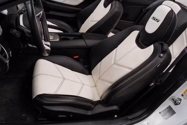 Nguyên bản của chiếc xe đầy hoang dã này là một chiếc Camaro SS Convertible 2011, có nghĩa là xe sử dụng động cơ V8 6.2L kết hợp với hộp số tự động sáu cấp.