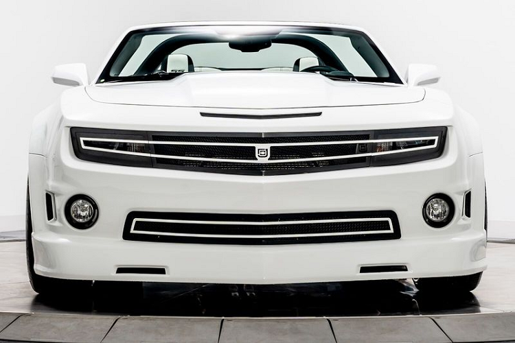 Theo thống kê từ eBay, chiếc xe thể thao Chevrolet Camaro đã được "qua tay" nhà độ Forgiato Wheels và cũng "được hưởng" một bộ bodykit thân rộng hầm hố từ hãng TS Customs.