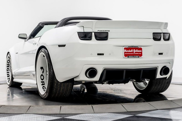 Bên cạnh các vòm bánh xe loe rộng, bộ phụ kiện của TS Customs cũng bao gồm phần mặt tiền được đại tu với đèn pha thiết kế mới và lưới tản nhiệt bắt mắt hơn.