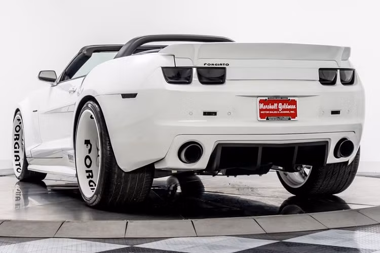 Bên cạnh các vòm bánh xe loe rộng, bộ phụ kiện của TS Customs cũng bao gồm phần mặt tiền được đại tu với đèn pha thiết kế mới và lưới tản nhiệt bắt mắt hơn.