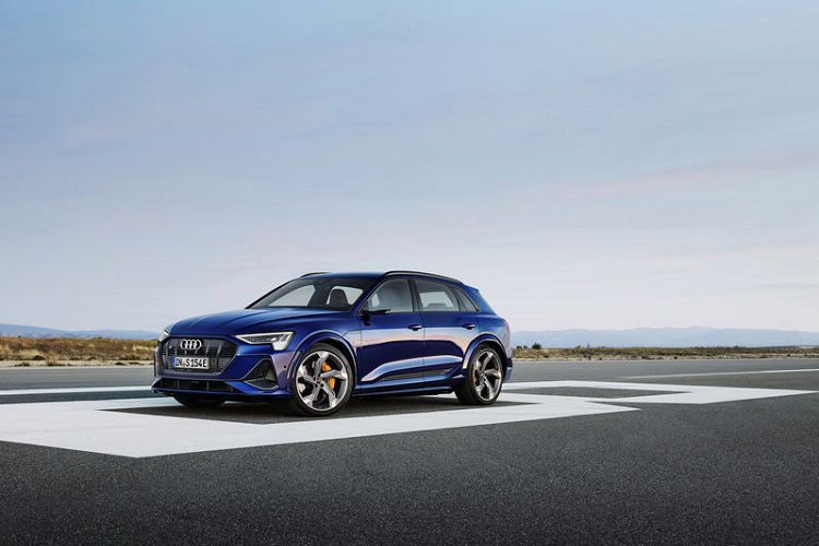 Theo tiêu chuẩn, cả E-Tron S và E-Tron S Sportback mới đều được cung cấp bánh xe hợp kim 20 inch bọc trong lốp 285. Tuy nhiên, khách hàng có thể lựa chọn các mâm 21 inch, 22 inch hoặc lớn hơn ở danh sách tùy chọn.