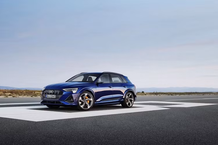 Theo tiêu chuẩn, cả E-Tron S và E-Tron S Sportback mới đều được cung cấp bánh xe hợp kim 20 inch bọc trong lốp 285. Tuy nhiên, khách hàng có thể lựa chọn các mâm 21 inch, 22 inch hoặc lớn hơn ở danh sách tùy chọn.