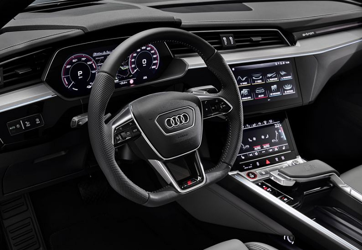 Tuy nhiên, trong điều kiện lái xe thông thường, hệ truyền động của E Tron S mới chỉ cho công suất 429 mã lực và mô-men xoắn 808Nm. Gói pin 95 kWh trên xe cung cấp cho xe sang chạy điện Audi E Tron S phạm vi chạy điện 364 km và E-Tron S Sportback là 370 km.