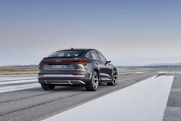 Audi E-Tron S và E-Tron S Sportback sẽ được ra mắt chính thức tại thị trường châu Âu vào mùa thu năm nay, Giá xe Audi E-Tron 2021 tại Đức cho cặp đôi này lần lượt là 91.435 Euro và 93.628 Euro (tương đương khoảng 2,513 và 2,573 tỷ đồng).