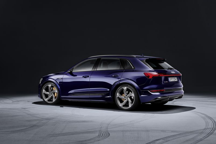 Ngoài hệ truyền động nâng cấp, E-Tron S cũng có một vài khác biệt ở ngoại thất so với E-Tron, rõ rệt nhất là chiều rộng của E-Tron S đã tăng thêm gần 5cm nhờ vào các tấm chắn bùn rộng hơn - để chứa bộ mâm hợp kim lớn hơn và phù hợp hơn với cản trước/sau mạnh mẽ cũng như bộ khuếch tán trải dài toàn bộ chiều rộng xe ở phía sau. Mặc dù có vẻ ngoài hầm hố hơn, Audi E-Tron S mới vẫn có hệ số cản 0,26 đối với phiên bản Sportback và 0,28 đối với E-Tron S.