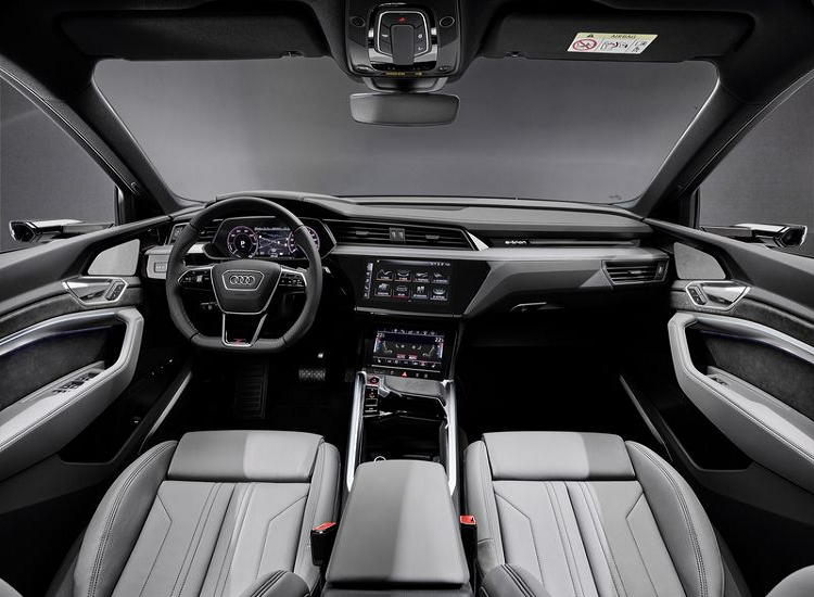 Theo công bố của Audi, E-Tron S là một chiếc SUV điện có thể tạo ra những màn drift ấn tượng. E-Tron S tự hào với thay đổi mô-men xoắn thực trên trục sau thông qua hai động cơ điện cùng hệ dẫn động bốn bánh toàn thời gian.