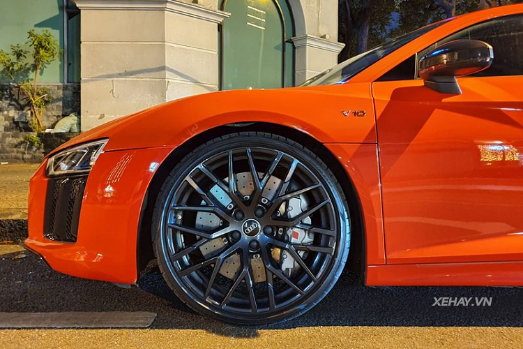 Ngoài ra, xe còn có cụm đèn chiếu sáng góc cạnh với công nghệ Full-Led, nắp ca-pô với hai đường gân dập nổi khoẻ khoắn, lưới tản nhiệt hình lục giác thể thao, hốc gió cỡ lớn dưới cặp đèn pha có các nan đứng thay vì nan ngang như cũ và vỏ gương chiếu hậu thì được làm bằng sợi carbon siêu nhẹ.