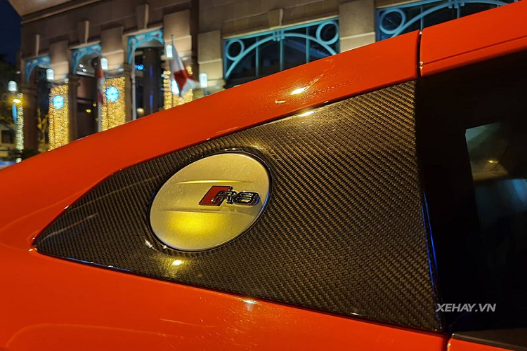 Được đưa về nước theo đường nhập khẩu tư nhân từ năm 2016, siêu xe Audi R8 V10 Plus này rất ít được chủ nhân sử dụng, vì vậy đến nay xe vẫn rất mới, lớp sơn ngoài vô cùng bóng bẩy.