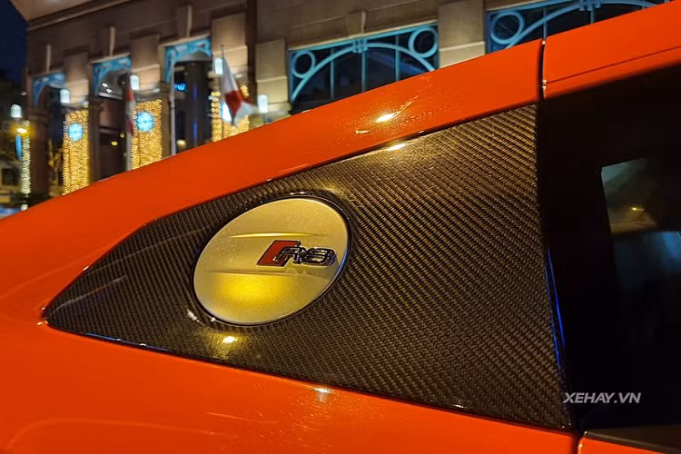 Được đưa về nước theo đường nhập khẩu tư nhân từ năm 2016, siêu xe Audi R8 V10 Plus này rất ít được chủ nhân sử dụng, vì vậy đến nay xe vẫn rất mới, lớp sơn ngoài vô cùng bóng bẩy.