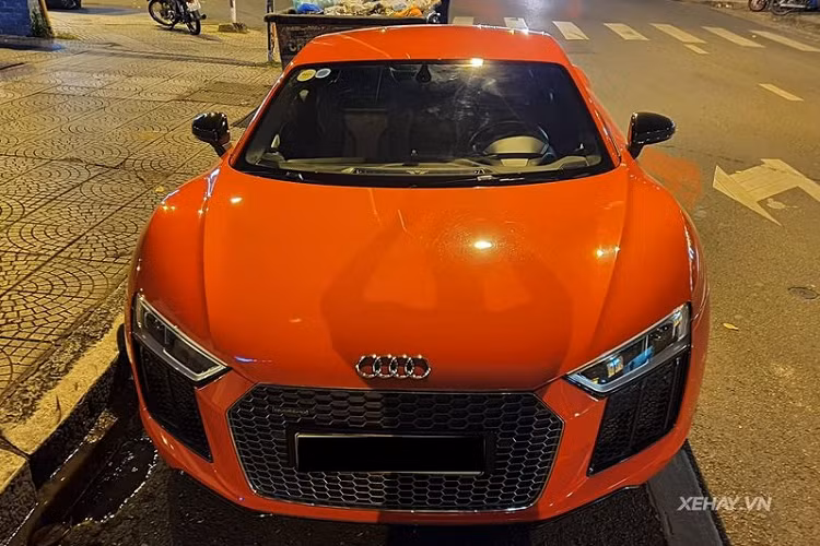 "Dàn chân" đa chấu sơn đen cá tính cũng góp phần làm nên vẻ đẹp thể thao, năng động của R8 V10 Plus. Ngoài ra, xe còn có một cánh gió cố định bằng sợi carbon ở phía sau để phân biệt R8 V10 Plus với R8 V10.