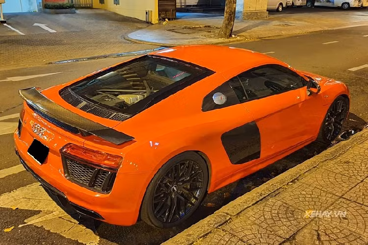 Cung cấp sức mạnh cho Audi R8 V10 Plus là khối động cơ hút khí tự nhiên V10 FSI 5.2 lít, kết hợp hộp số tự động ly hợp kép 7 cấp cho công suất 602 mã lực, xe có khả năng tăng tốc từ 0 - 100 km/h trong 3,2 giây, nhanh hơn người tiền nhiệm 20%, vận tốc cực đại 330 km/h. mức giá xe Audi R8 V10 Plus khi mới về Việt Nam khoảng hơn 10 tỷ đồng.