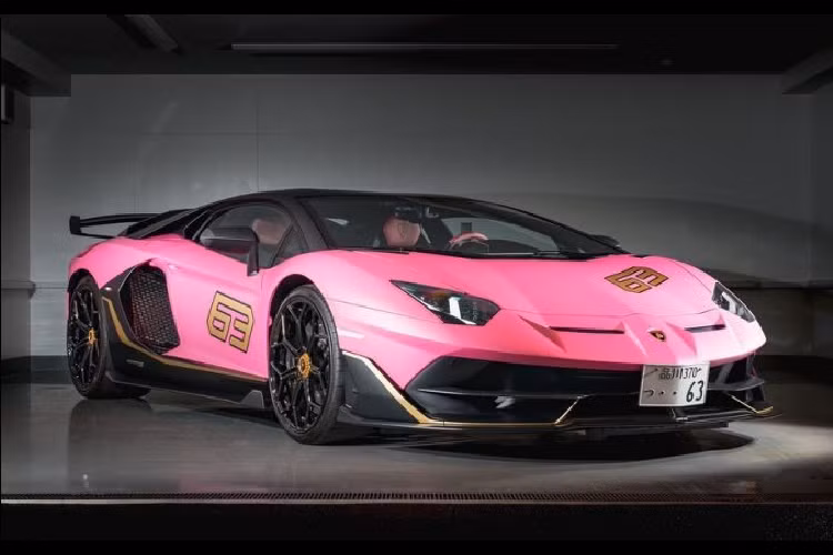 Dù được ra mắt có phần trễ hơn so với những hãng xe khác nhưng Lamborghini với Ad Personam đã và đang chứng tỏ được khả năng “chiều chuộng” khách hàng không thua một hãng xe nào. Với những chiếc Lamborghini đặc biệt với số lượng sản xuất chỉ vài chục chiếc, sẽ hiếm khi bạn thấy chúng trên đường với một cấu hình cơ bản và chiếc Aventador SVJ 63 này là một ví dụ.