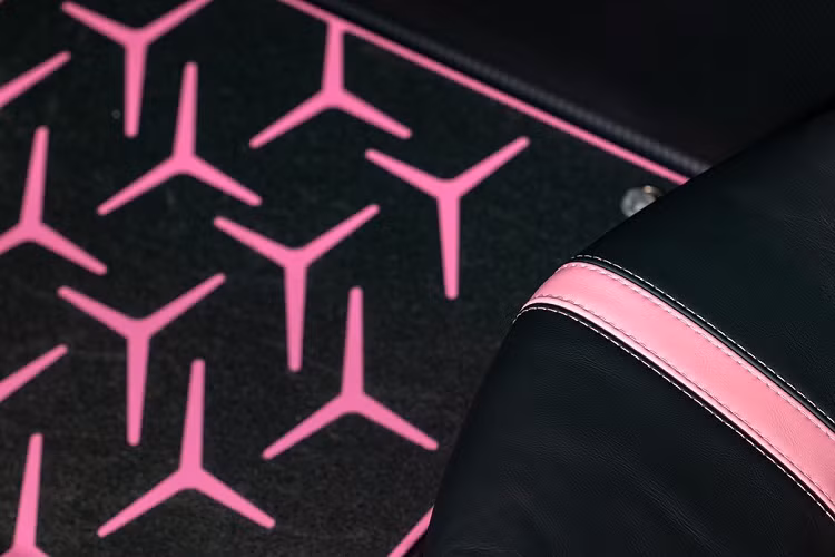 Giống với ngoại thất, nội thất của chiếc Aventador SVJ 63 này vẫn tiếp tục được phối bởi ba màu hồng – đen và vàng, tuy nhiên, màu đen đã trở thành màu chủ đạo. Các chi tiết tạo điểm nhấn màu hồng xuất hiện ở lưng ghế, tựa đầu, bẳng táp-lô, vô-lăng và thảm trải sàn. Chỉ khâu tương phải trên ghế cùng logo Lamborghini được thêu màu vàng.