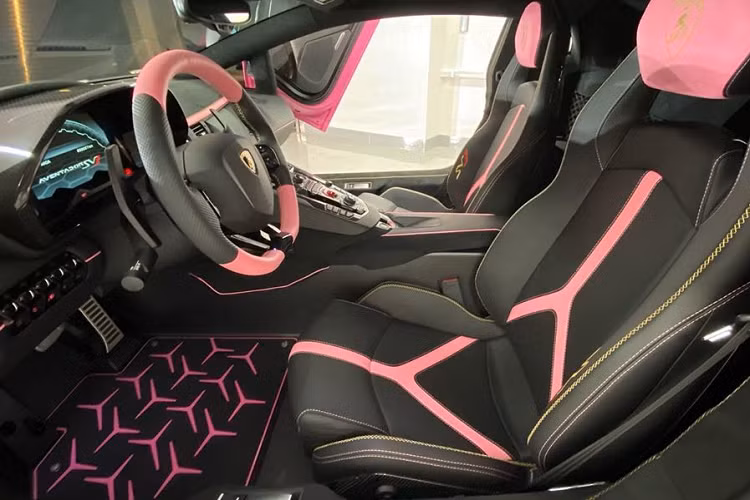 Ngoại thất được hoàn thiện với phần dưới của thân xe được sơn màu đen mờ (Nero Nemesis), chạy dài đến phần hốc gió tản nhiệt cỡ lớn bên hông. Những đường viền màu vàng (Oro Eliois) được thêm thắt vào các chi tiết đen mờ nhằm tạo điểm nhấn.