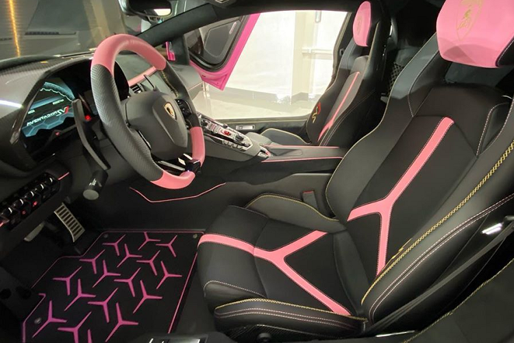 Ngoại thất được hoàn thiện với phần dưới của thân xe được sơn màu đen mờ (Nero Nemesis), chạy dài đến phần hốc gió tản nhiệt cỡ lớn bên hông. Những đường viền màu vàng (Oro Eliois) được thêm thắt vào các chi tiết đen mờ nhằm tạo điểm nhấn.