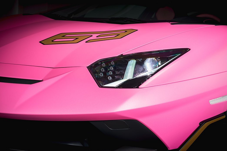 Không chỉ là một sản phẩm được cá nhân hóa thông thường bởi Ad Personam, chiếc siêu xe Lamborghini Aventador SVJ 63 của một người sưu tập xe tại Nhật Bản này sở hữu màu sơn hồng nhám được Ad Personam thửa riêng.