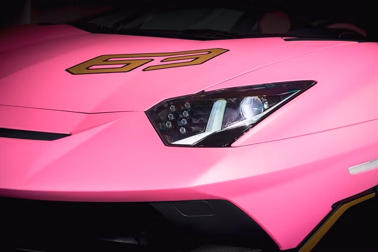 Không chỉ là một sản phẩm được cá nhân hóa thông thường bởi Ad Personam, chiếc siêu xe Lamborghini Aventador SVJ 63 của một người sưu tập xe tại Nhật Bản này sở hữu màu sơn hồng nhám được Ad Personam thửa riêng.