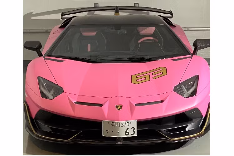 Giá xe Lamborghini Aventador SVJ tiêu chuẩn bán ra khởi điểm sẽ ở mức 517.770 USD. Với phiên bản 63 giới hạn hơn, giá bán sẽ vào vức trên 550.000 USD, đó là chưa bao gồm các tùy chọn đắt giá như màu sơn được chế tạo riêng này.