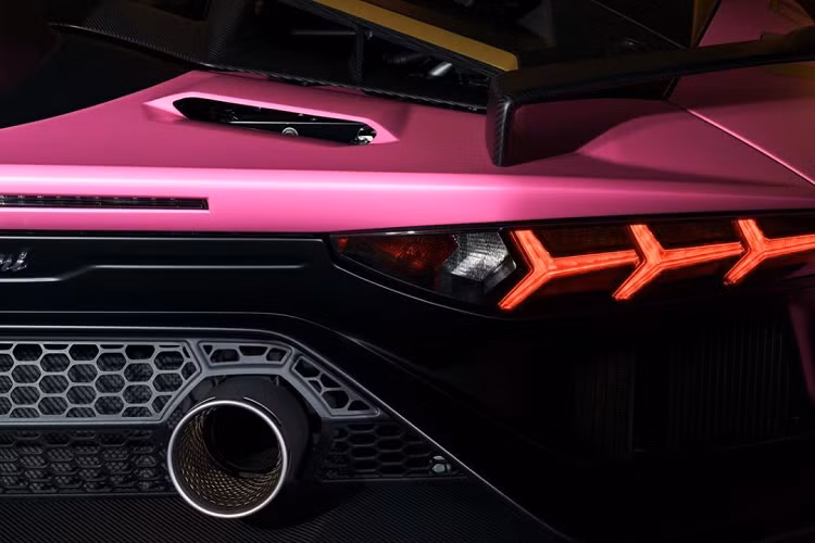 Xe được trang bị ghế ngồi chỉnh điện thay cho loại ghế đua chỉnh cơ được làm bằng sợi carbon. Một số các chi tiết khác được ốp sợi carbon, đặc biệt với bệ cửa có thêm logo SVJ 63 có thể phát sáng với màu hồng. Cùng với đó là logo “Dedicated to Kenchan” được đặt tại trụ A thay cho logo “1 di 63”.