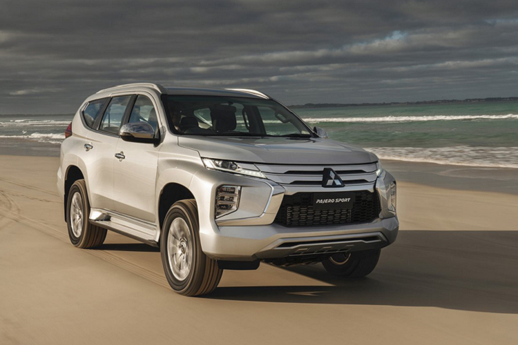 Việc Pajero Sport 2020 loại bỏ động cơ xăng cỡ lớn cũng rất “hợp tình hợp lý”, khi trên thực tế, khách mua xe Pajero Sport nói riêng hay phân khúc SUV 7 chỗ cỡ trung thường chỉ quan tâm đến phiên bản máy dầu vì tính kinh tế hơn so với bản máy xăng, đồng thời giá bán dễ tiếp cận hơn. So với phiên bản cũ, xe không có quá nhiều thay đổi, thay đổi đáng kể nhất ở xe nằm ở phần đầu xe được tinh chỉnh lại cụm lưới tản nhiệt lớn hơn, tích hợp sử dụng 3 thanh ngang, nâng cấp đèn pha bi-LED, cụm đèn hậu được đồ hoạ lại, nâng cấp “dàn chân” với mâm thiết kế mới.
