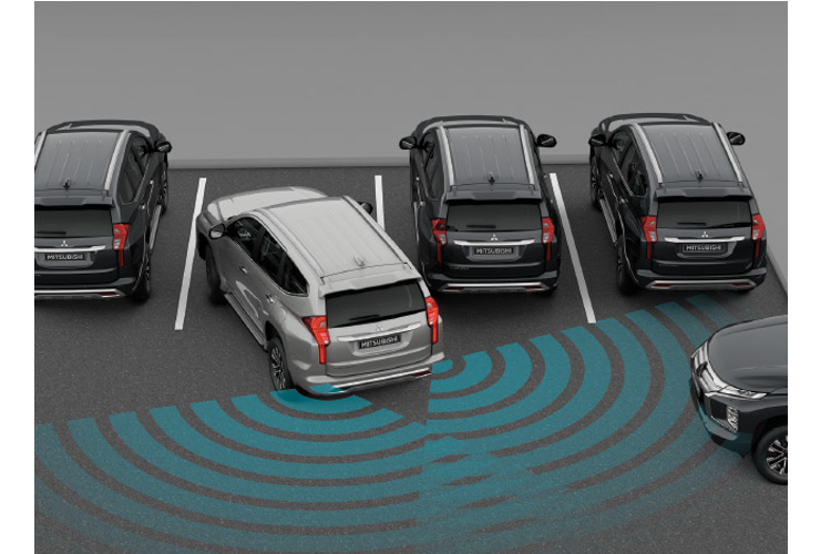 Sức mạnh được truyền xuống cầu sau (2WD), hoặc bốn bánh (4WD - Super Select 4WD-II + có khoá vi sai) thông qua hộp số tự động 8 cấp (8AT).