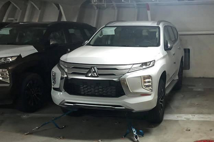 Theo dự kiến ban đầu, mẫu xe SUV Mitsubishi Pajero Sport 2020 sẽ ra mắt vào quý II năm nay, tuy nhiên lịch ra mắt Pajero Sport 2020 đã bị lùi lại. Vào tháng 9 sắp tới, Mitsubishi Pajero Sport 2020 dự kiến sẽ ra mắt chính thức tại thị trường Việt. Hiện tại, một số đại lý của Mitsubishi Việt Nam đã bắt đầu mở đặt cọc Pajero Sport 2020.