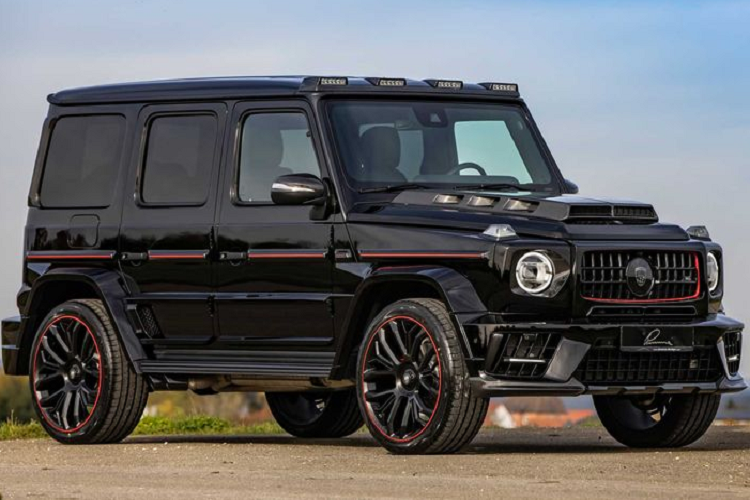 Với bodykit đầy cá tính, Mercedes-Benz G-Class của Lumma được trang bị lưới tản nhiệt mới kiểu "khay đựng trứng" đi kèm dải đèn LED nhỏ và viền màu đỏ, tạo sự gắn kết với các dải màu đỏ quanh xe. Xe còn được lắp thêm 4 đèn phụ trợ trên nóc để tăng cường khả năng chiếu sáng trong đêm tối.