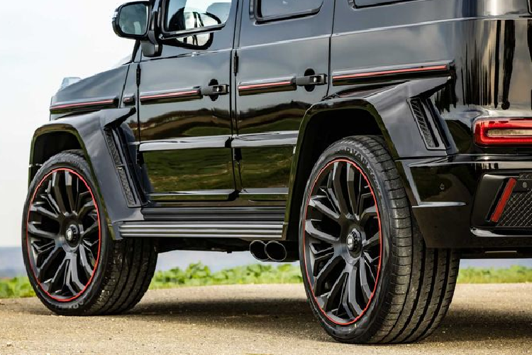 Mercedes-Benz G-Class độ khủng của Lumma còn được bổ sung một hốc gió cỡ lướn trên nắp ca-pô và ba khe gió đặt dọc ở mỗi bên hông, giúp cải thiện việc làm mát và khí động học cho xe.