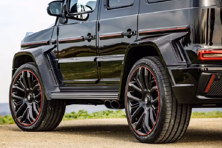 Mercedes-Benz G-Class độ khủng của Lumma còn được bổ sung một hốc gió cỡ lướn trên nắp ca-pô và ba khe gió đặt dọc ở mỗi bên hông, giúp cải thiện việc làm mát và khí động học cho xe.