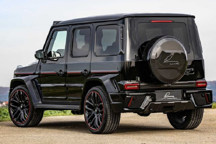 Cản sau cũng được bổ sung các mảng lưới để trang trí, vỏ đựng lốp dự phòng ở phía sau mang logo Lumma và tên gói độ thay vì biểu tượng ngôi sao ba cánh.