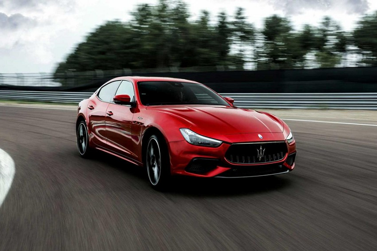 Điểm nhấn của xe sang Maserati Ghibli Trofeo và Quattroporte Trofeo mới chính là khối động cơ V8, tăng áp kép, dung tích 3,8 lít do Ferrari sản xuất. Tương tự Levante Trofeo, Maserati Ghibli Trofeo và Quattroporte Trofeo cũng sở hữu công suất tối đa 580 mã lực cùng mô-men xoắn cực đại 730 Nm. Động cơ này kết hợp với hộp số tự động ZF 8 cấp và hệ dẫn động cầu sau.